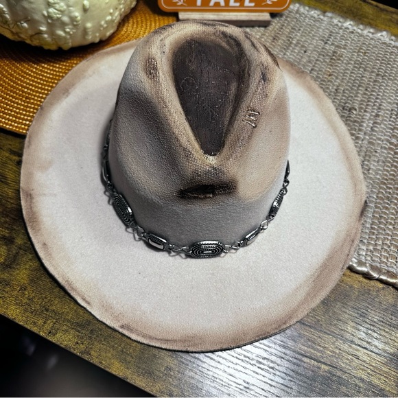 Buck Horn and  Horseshoe Burnt Rancher with Unique Concho and Concho Band. - Picture 7 of 12